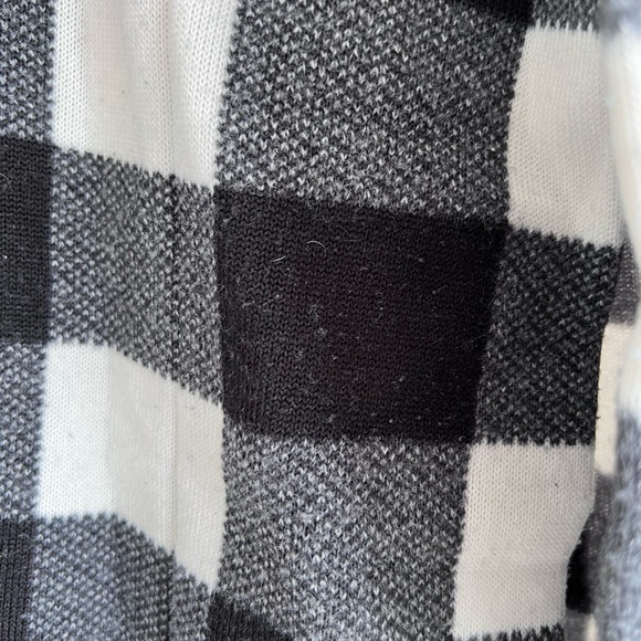 Buffalo plaid jacket with pockets. Inside fleece lining. - Picture 2 of 4